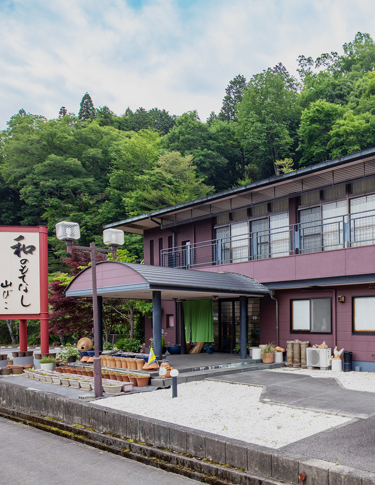 静かに流れる時の中、旬の食材を使用したお料理と店内から眺める四季折々の自然の美しさをお楽しみください